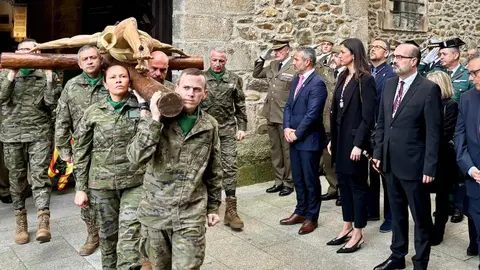 Militares de la USAC ‘Santocildes’ de Astorga portaron la imagen desde el Casco Antiguo hasta la fortaleza templaria en un emotivo acto de la Semana Santa berciana.