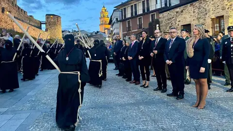 Militares de la USAC ‘Santocildes’ de Astorga portaron la imagen desde el Casco Antiguo hasta la fortaleza templaria en un emotivo acto de la Semana Santa berciana.