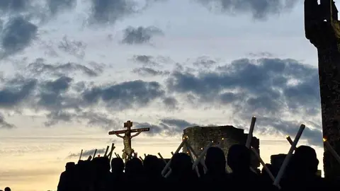 Militares de la USAC ‘Santocildes’ de Astorga portaron la imagen desde el Casco Antiguo hasta la fortaleza templaria en un emotivo acto de la Semana Santa berciana.