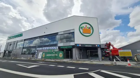 La empresa proyecta la apertura de su nuevo súper en la Avenida de Agustinos y cierra sus tiendas de la plaza de la Huerta y de la avenida Párroco Pablo Díez.