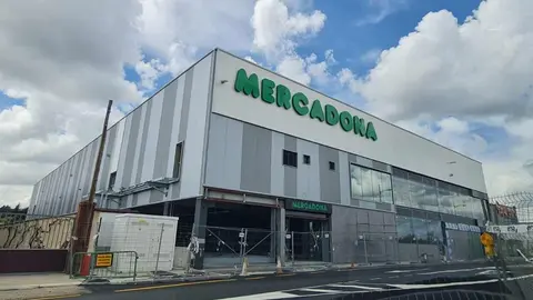 La empresa proyecta la apertura de su nuevo súper en la Avenida de Agustinos y cierra sus tiendas de la plaza de la Huerta y de la avenida Párroco Pablo Díez.