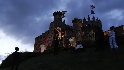 Militares de la USAC ‘Santocildes’ de Astorga portaron la imagen desde el Casco Antiguo hasta la fortaleza templaria en un emotivo acto de la Semana Santa berciana. Fotos: César Sánchez | Heraldo