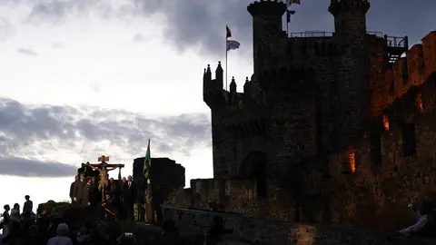 Militares de la USAC ‘Santocildes’ de Astorga portaron la imagen desde el Casco Antiguo hasta la fortaleza templaria en un emotivo acto de la Semana Santa berciana. Fotos: César Sánchez | Heraldo