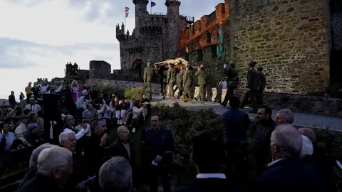 Militares de la USAC ‘Santocildes’ de Astorga portaron la imagen desde el Casco Antiguo hasta la fortaleza templaria en un emotivo acto de la Semana Santa berciana. Fotos: César Sánchez | Heraldo