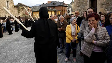 Militares de la USAC ‘Santocildes’ de Astorga portaron la imagen desde el Casco Antiguo hasta la fortaleza templaria en un emotivo acto de la Semana Santa berciana. Fotos: César Sánchez | Heraldo