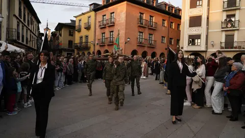 Militares de la USAC ‘Santocildes’ de Astorga portaron la imagen desde el Casco Antiguo hasta la fortaleza templaria en un emotivo acto de la Semana Santa berciana. Fotos: César Sánchez | Heraldo