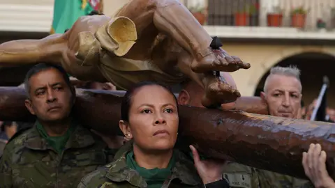Militares de la USAC ‘Santocildes’ de Astorga portaron la imagen desde el Casco Antiguo hasta la fortaleza templaria en un emotivo acto de la Semana Santa berciana. Fotos: César Sánchez | Heraldo