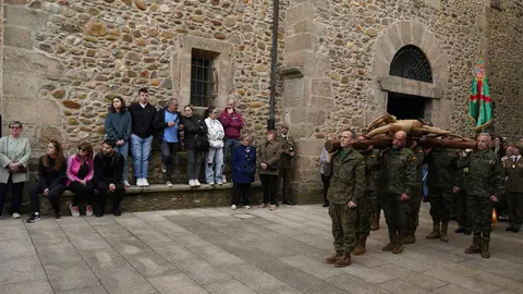 Militares de la USAC ‘Santocildes’ de Astorga portaron la imagen desde el Casco Antiguo hasta la fortaleza templaria en un emotivo acto de la Semana Santa berciana. Fotos: César Sánchez | Heraldo
