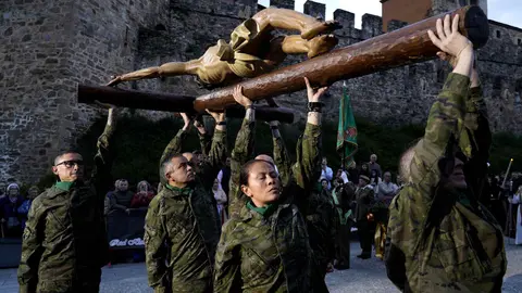 Militares de la USAC ‘Santocildes’ de Astorga portaron la imagen desde el Casco Antiguo hasta la fortaleza templaria en un emotivo acto de la Semana Santa berciana. Fotos: César Sánchez | Heraldo