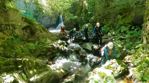 Imagen de actividades de aventura en la naturaleza.
