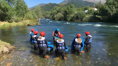 Imagen de actividades de aventura en la naturaleza.