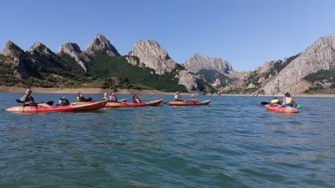 Imagen de actividades de aventura en la naturaleza.