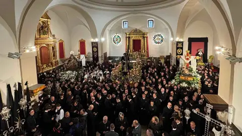 Alfonso Fernández Mañueco acude a la iglesia de Santa Nonia minutos antes del inicio de la primera procesión de este Lunes Santo.