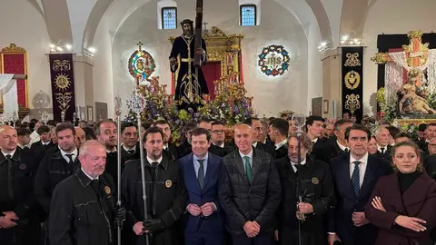 Alfonso Fernández Mañueco acude a la iglesia de Santa Nonia minutos antes del inicio de la primera procesión de este Lunes Santo.
