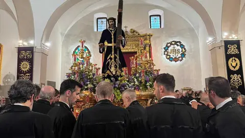 Alfonso Fernández Mañueco acude a la iglesia de Santa Nonia minutos antes del inicio de la primera procesión de este Lunes Santo.