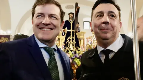 Alfonso Fernández Mañueco acude a la iglesia de Santa Nonia minutos antes del inicio de la primera procesión de este Lunes Santo. Foto: Campillo