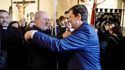 Alfonso Fernández Mañueco acude a la iglesia de Santa Nonia minutos antes del inicio de la primera procesión de este Lunes Santo. Foto: Campillo