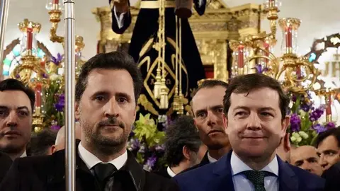 Alfonso Fernández Mañueco acude a la iglesia de Santa Nonia minutos antes del inicio de la primera procesión de este Lunes Santo. Foto: Campillo