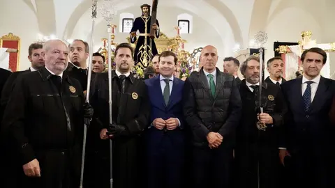 Alfonso Fernández Mañueco acude a la iglesia de Santa Nonia minutos antes del inicio de la primera procesión de este Lunes Santo. Foto: Campillo