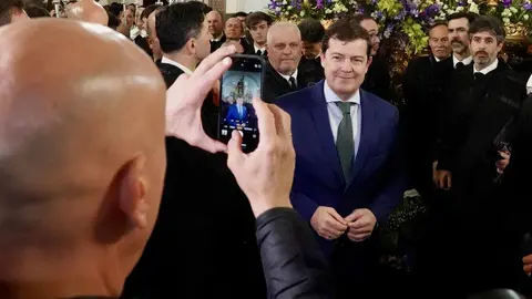 Alfonso Fernández Mañueco acude a la iglesia de Santa Nonia minutos antes del inicio de la primera procesión de este Lunes Santo. Foto: Campillo