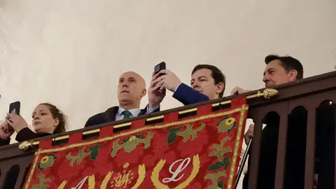 Alfonso Fernández Mañueco acude a la iglesia de Santa Nonia minutos antes del inicio de la primera procesión de este Lunes Santo. Foto: Campillo