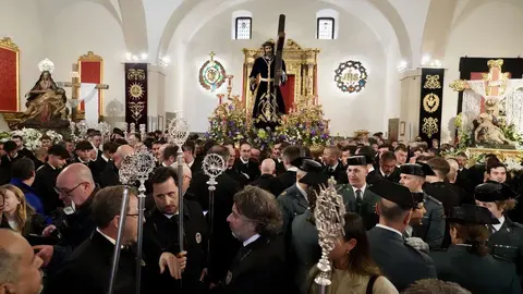 Alfonso Fernández Mañueco acude a la iglesia de Santa Nonia minutos antes del inicio de la primera procesión de este Lunes Santo. Foto: Campillo