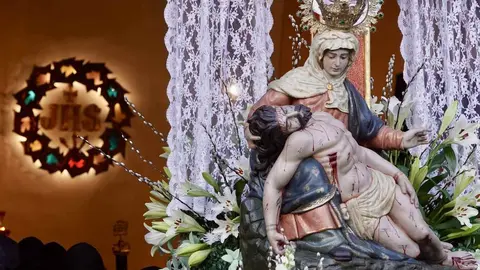 Alfonso Fernández Mañueco acude a la iglesia de Santa Nonia minutos antes del inicio de la primera procesión de este Lunes Santo. Foto: Campillo
