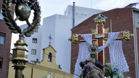 Alfonso Fernández Mañueco acude a la iglesia de Santa Nonia minutos antes del inicio de la primera procesión de este Lunes Santo. Foto: Campillo