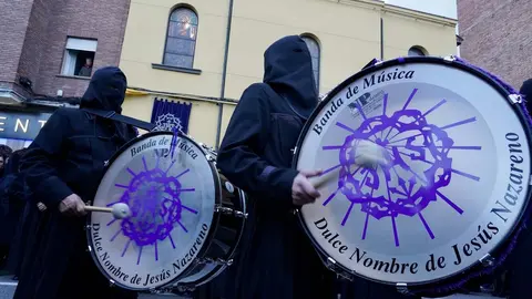 Alfonso Fernández Mañueco acude a la iglesia de Santa Nonia minutos antes del inicio de la primera procesión de este Lunes Santo. Foto: Campillo