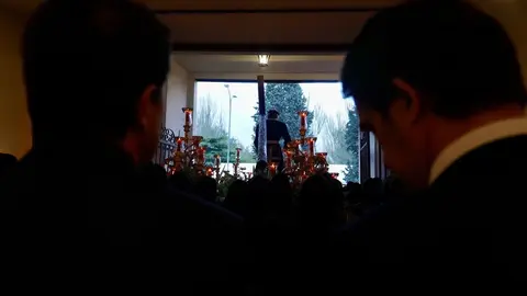Alfonso Fernández Mañueco acude a la iglesia de Santa Nonia minutos antes del inicio de la primera procesión de este Lunes Santo. Foto: Campillo