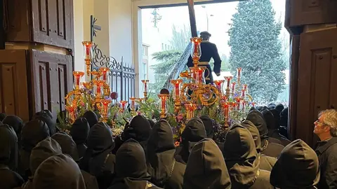 Alfonso Fernández Mañueco acude a la iglesia de Santa Nonia minutos antes del inicio de la primera procesión de este Lunes Santo. Foto: Campillo