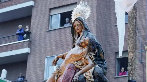Alfonso Fernández Mañueco acude a la iglesia de Santa Nonia minutos antes del inicio de la primera procesión de este Lunes Santo. Foto: Campillo