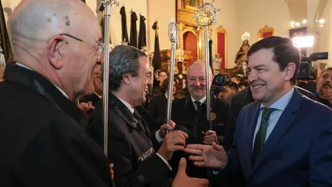 Alfonso Fernández Mañueco acude a la iglesia de Santa Nonia minutos antes del inicio de la primera procesión de este Lunes Santo.