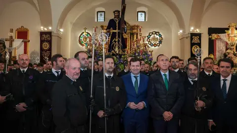 Alfonso Fernández Mañueco acude a la iglesia de Santa Nonia minutos antes del inicio de la primera procesión de este Lunes Santo.