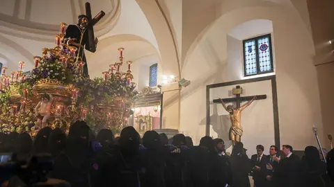 Alfonso Fernández Mañueco acude a la iglesia de Santa Nonia minutos antes del inicio de la primera procesión de este Lunes Santo.