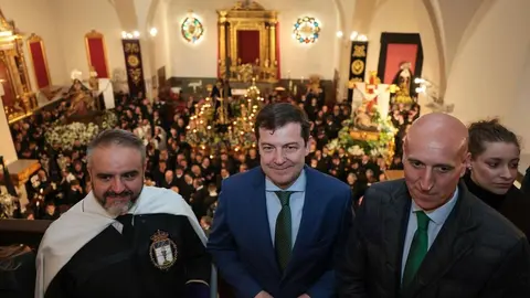 Alfonso Fernández Mañueco acude a la iglesia de Santa Nonia minutos antes del inicio de la primera procesión de este Lunes Santo.