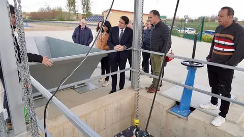 El consejero de Medio Ambiente, Vivienda y Ordenación del Territorio, Juan Carlos Suárez-Quiñones, visita la estación depuradora de aguas residuales de Villaquejida. Foto: Campillo.