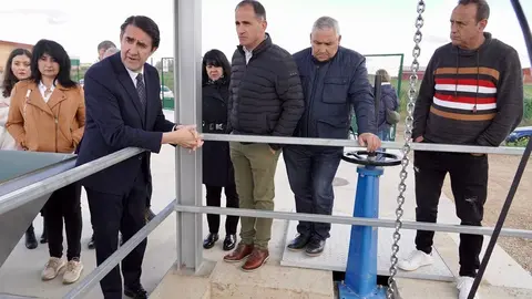 El consejero de Medio Ambiente, Vivienda y Ordenación del Territorio, Juan Carlos Suárez-Quiñones, visita la estación depuradora de aguas residuales de Villaquejida. Foto: Campillo.