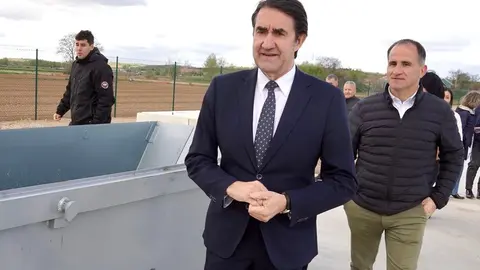 El consejero de Medio Ambiente, Vivienda y Ordenación del Territorio, Juan Carlos Suárez-Quiñones, visita la estación depuradora de aguas residuales de Villaquejida. Foto: Campillo.