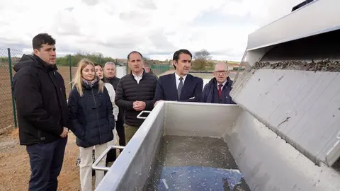 El consejero de Medio Ambiente, Vivienda y Ordenación del Territorio, Juan Carlos Suárez-Quiñones, visita la estación depuradora de aguas residuales de Villaquejida. Foto: Campillo.