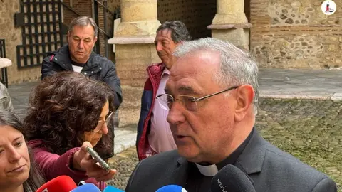 El Obispo Luis Ángel recibe en el Obispado a los internos del Centro Penitenciario de León y su Centro de Inserción Social que participarán en la Procesión del Perdón.