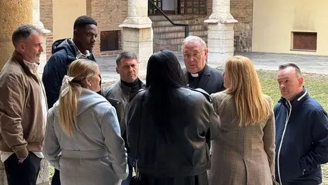 El Obispo Luis Ángel recibe en el Obispado a los internos del Centro Penitenciario de León y su Centro de Inserción Social que participarán en la Procesión del Perdón.