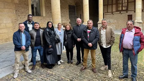 El Obispo Luis Ángel recibe en el Obispado a los internos del Centro Penitenciario de León y su Centro de Inserción Social que participarán en la Procesión del Perdón.