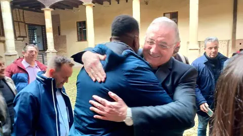 El Obispo Luis Ángel recibe en el Obispado a los internos del Centro Penitenciario de León y su Centro de Inserción Social que participarán en la Procesión del Perdón.