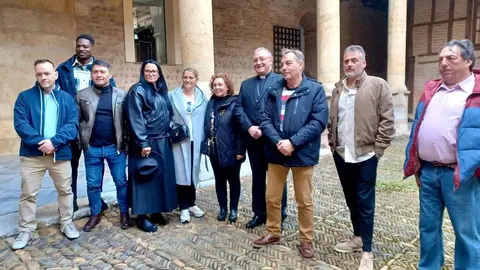 El Obispo Luis Ángel recibe en el Obispado a los internos del Centro Penitenciario de León y su Centro de Inserción Social que participarán en la Procesión del Perdón.