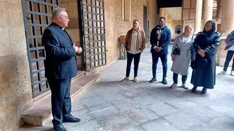 El Obispo Luis Ángel recibe en el Obispado a los internos del Centro Penitenciario de León y su Centro de Inserción Social que participarán en la Procesión del Perdón.