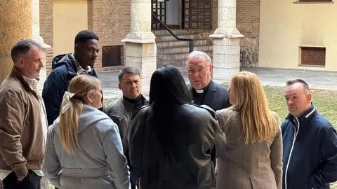 El Obispo Luis Ángel recibe en el Obispado a los internos del Centro Penitenciario de León y su Centro de Inserción Social que participarán en la Procesión del Perdón.