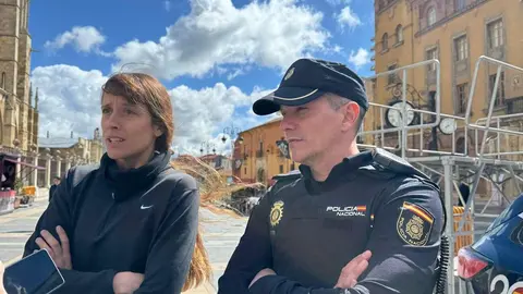 Patricia, la superviviente, junto a José Jorge Díez, miembro de la Policía Nacional y uno de los héroes del rescate. Fotos:Silvia García e Isabel Alonso.