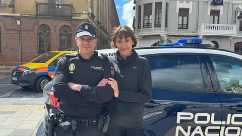 Patricia, la superviviente, junto a José Jorge Díez, miembro de la Policía Nacional y uno de los héroes del rescate. Fotos:Silvia García e Isabel Alonso.