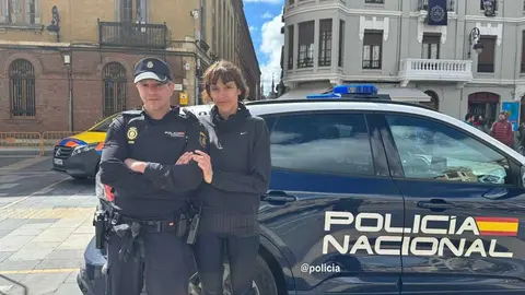 Patricia, la superviviente, junto a José Jorge Díez, miembro de la Policía Nacional y uno de los héroes del rescate. Fotos:Silvia García e Isabel Alonso.
